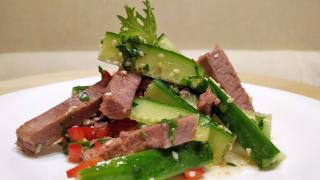 Салат с говядиной и огурцом