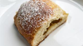 Яблочный пирог с половинками яблок