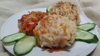 Ёжики с тыквой и куриным филе под сочным овощным соусом
