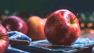 Три рецепта простых и вкусных салатов с яблоком