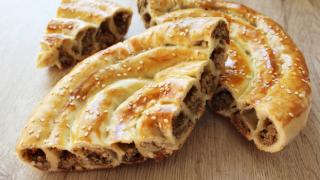 Турецкий бурек - пирог-улитка с мясом и сыром