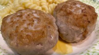 Куриные котлеты, фаршированные зелёным луком и яйцом