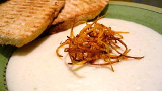 Крем-суп рисовый с кабачком и морковными «чипсами»