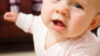 Когда малыш начинает ползать? Как его научить?