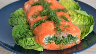Салат-рулет с семгой и овощами