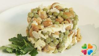 Салаты: с грушей и сыром, из моркови с йогуртовой заправкой, с копченой курицей, опятами и горошком