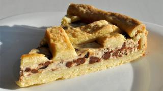 Тарт с черносливом и шоколадом