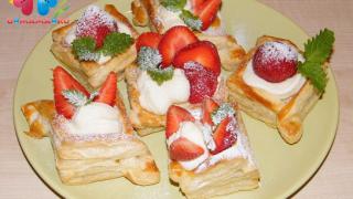 Слоеные пирожные с клубникой