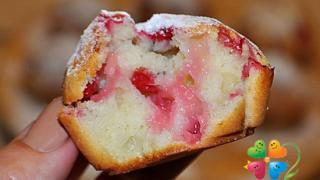 Маффины с кефиром и красной смородиной