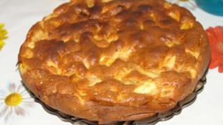Шарлотка с яблоками. Получается всегда вкусно!