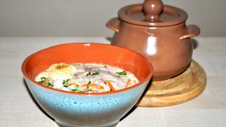 Курица в сметанно-сырном соусе (в горшочке)
