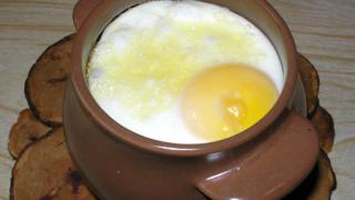 Греча в горшочке с яйцом и грибами