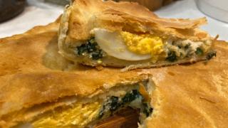 Быстрый и вкусный пирог со шпинатом, сыром и яйцом 