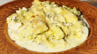 Сочный минтай, запеченный под сливочно-сырным соусом