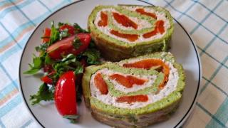 Нежный рулет из брокколи с курицей и печеным перцем
