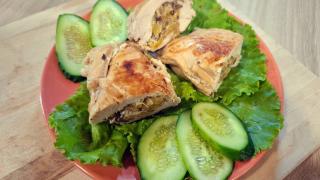 Куриные кармашки, фаршированные кабачками и грибами